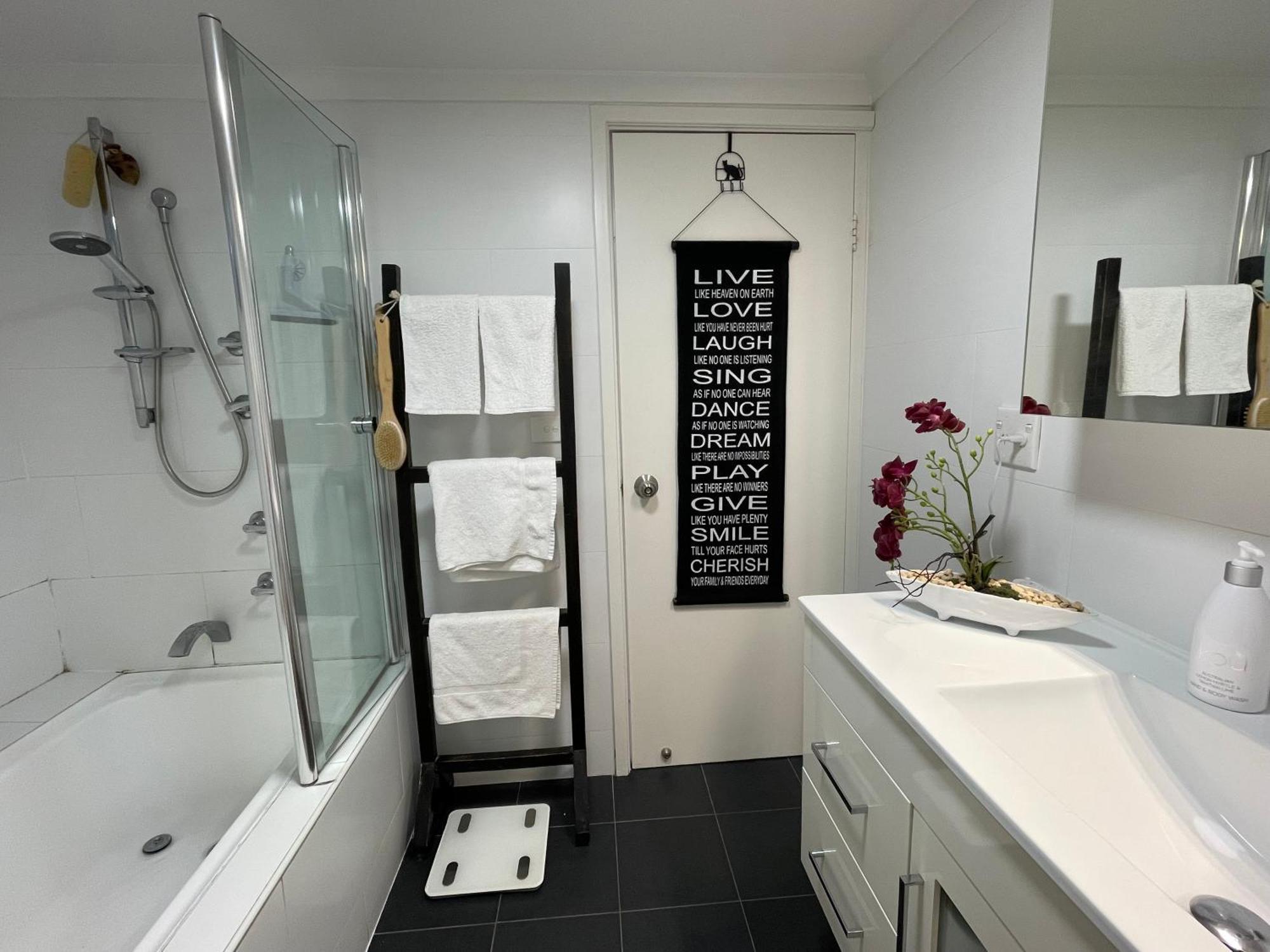 Manly Beachfront Stay Сидней Номер фото